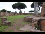 07082 ostia - regio i - insula xii - terme del foro (i,xii,6) - palaestra - bli ri suedwesten - tempelbereich.jpg